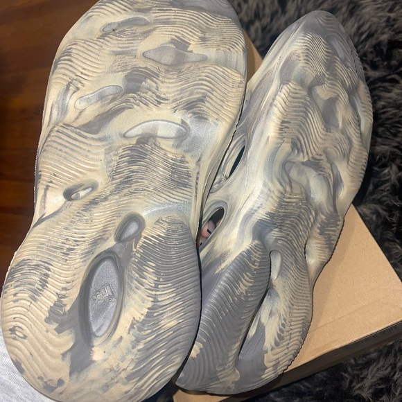 ❌SOLD❌YEEZY Foam Runner Moon Grey - Picture 9 of 9